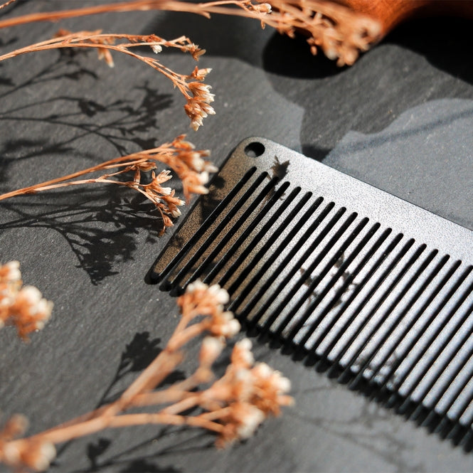 EBI Noir Japandi detangling comb