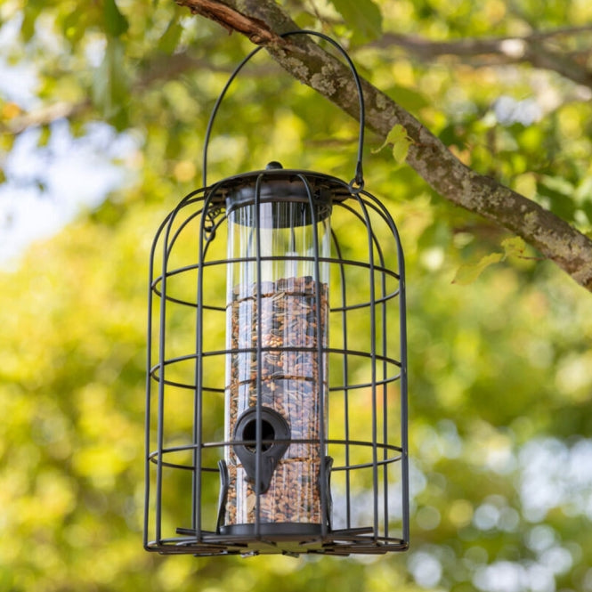 Trixie feeder with protective grille